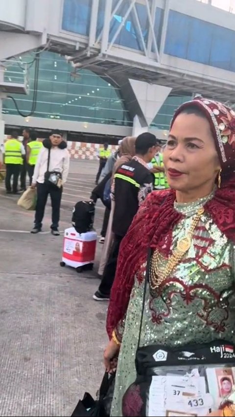 Sparkle of Makassar Pilgrims, Returning from Hajj with Stylish Outfits and Gold Jewelry Like a Fashion Show
