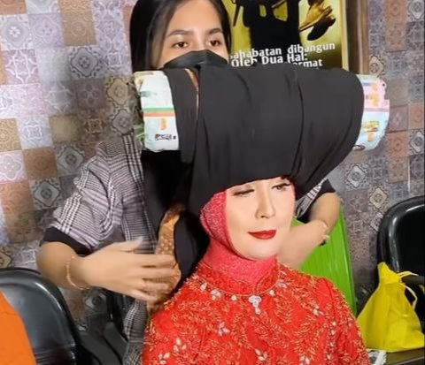 The Process of Wearing Karo Hijab Makes MUA Nervous, Netizens: 'Lucky the Makeup is Storm-Proof'