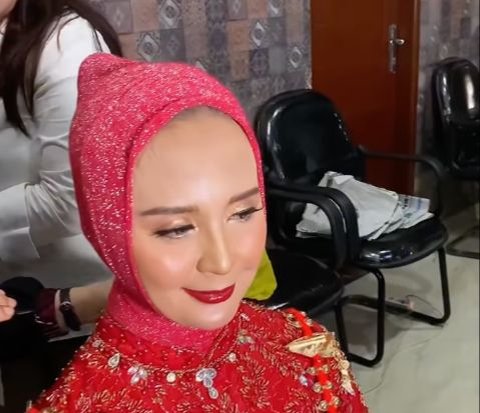 The Process of Wearing Karo Hijab Makes MUA Nervous, Netizens: 'Lucky the Makeup is Storm-Proof'
