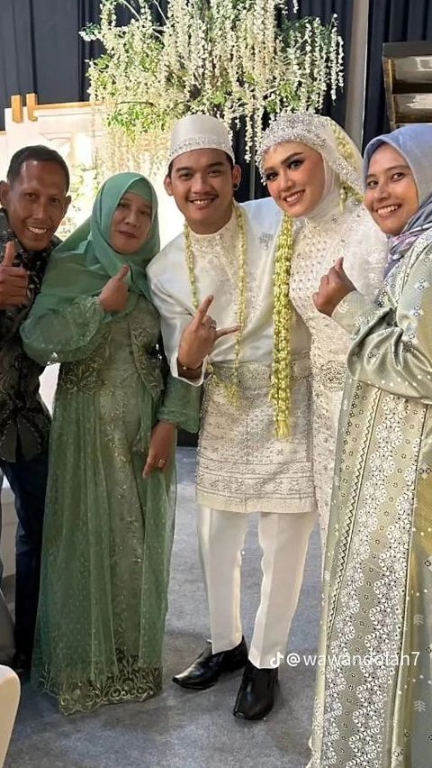 Happy tampak menglingi dengan hijab dan ronce melatii khas Jawa.