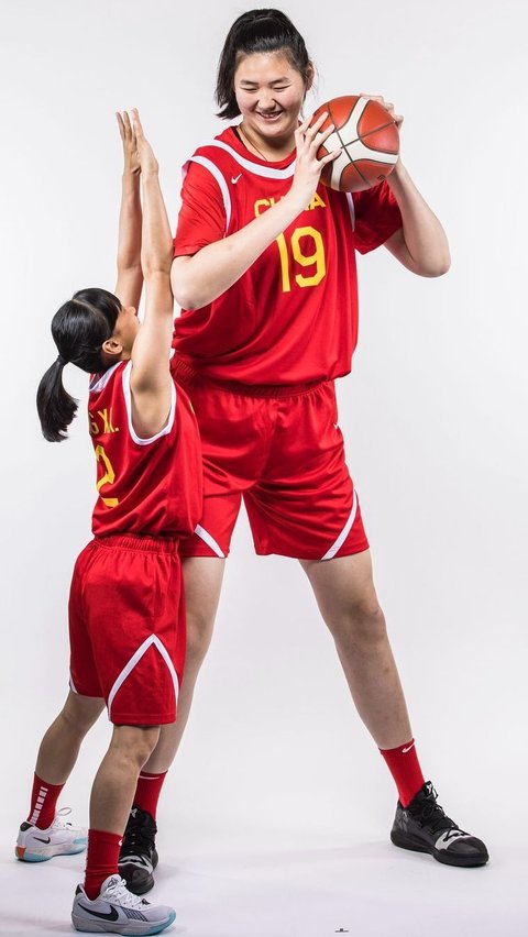 Sosok Zhang Ziyu, Pebasket China Setinggi 2,2 Meter yang Bermain Lawan Tim Indonesia