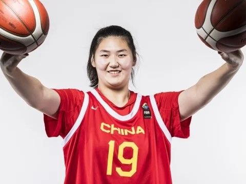 The Figure of Zhang Ziyu, 2.2 Meter Tall Chinese Basketball Player who Played against the Indonesian Team