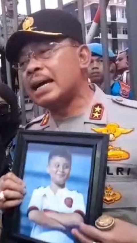 Sambil Pegang Foto Afif Maulana, Kapolda Sumbar Bersumpah: Demi Allah Saya Hanya Bicara Fakta