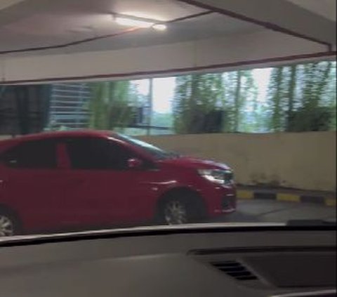 Nekat Lawan Arah di Parkiran Spiral, Mobil Ini Berujung Terobos Pembatas Jalur