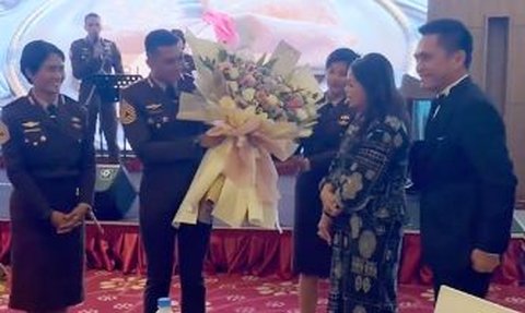 Jenderal Bintang Dua Polri Dapat Kejutan dari Taruna Akpol di Hari Istimewa, Netizen Salfok ke Pasangan Bawa Bunga