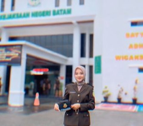 Desi berhasil meraih impiannya menjadi seorang PNS setelah melalui berbagai perjuangan panjang dalam mengikuti berbagai tes yang dilaluinya.