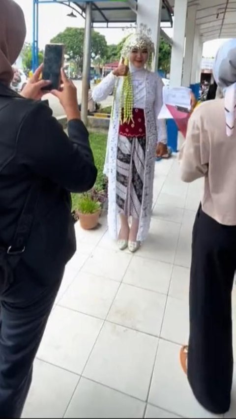 Momen Mahasiswi UT Ujian Pakai Baju Pengantin Ini Viral, Curi Perhatian