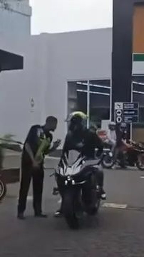 Pemotor Kawasaki Ninja H2 viral karena melakukan aksi arogan dengan menyerang seorang satpam setelah ditegur dengan sopan