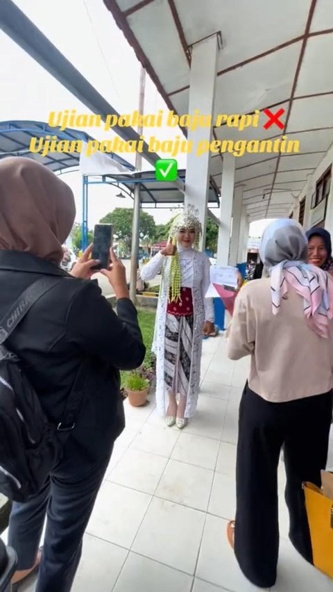 Alih-alih memakai pakaian kasual yang rapi dan sopan, salah satu mahasiswa datang ke kampus untuk ujian dengan baju pengantin.