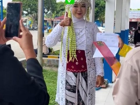 Momen Mahasiswi UT Ujian Pakai Baju Pengantin Ini Viral, Curi Perhatian