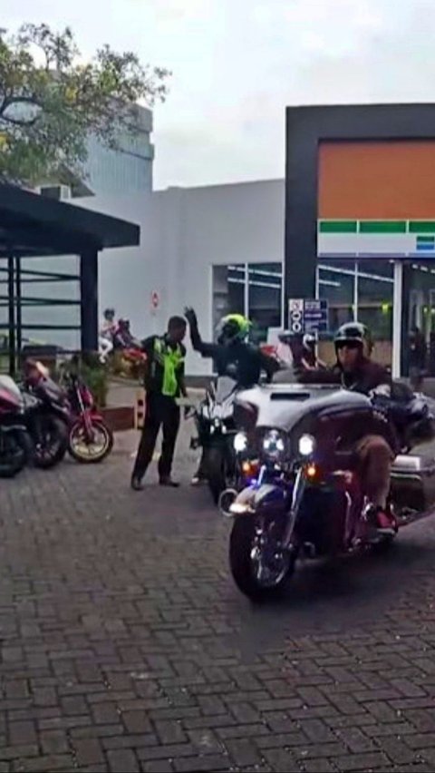 Arogan 'Main Tangan' ke Satpam, Pengendara Moge Kawasaki Ninja H2 ini Diburu Netizen