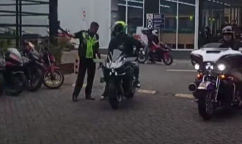 Arogan 'Main Tangan' ke Satpam, Pengendara Moge Kawasaki Ninja H2 ini Diburu Netizen