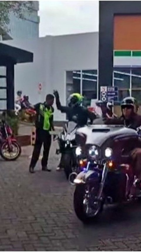 Arogan 'Main Tangan' ke Satpam, Pengendara Moge Kawasaki Ninja H2 ini Diburu Netizen