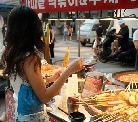 Portrait of Azizah Salsha's Culinary Style in Shopping Heaven Korea, Myeongdong