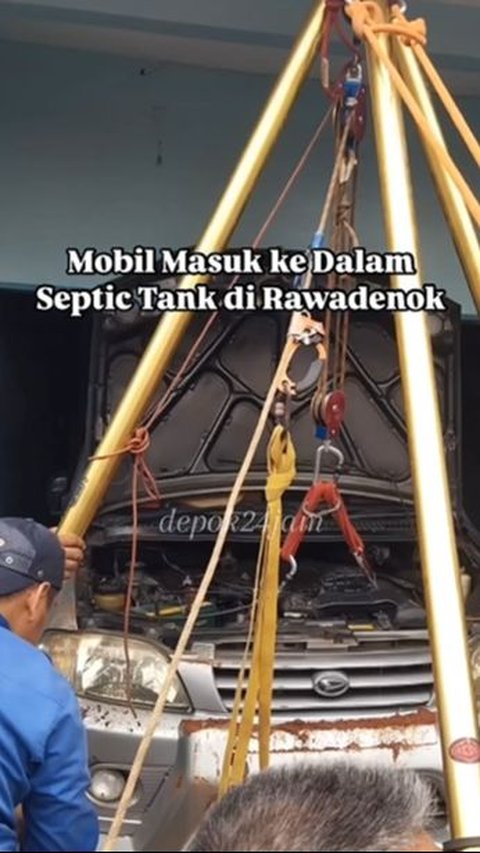 Kejadian Tak Terduga, Mobil Warga di Depok 'Nyungsep' ke Lubang Septic Tank, Ini Kronologinya