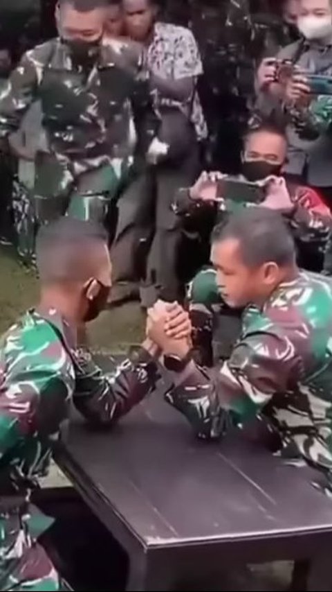 Semua Prajurit Tegang Melihat Aksi Kasad Maruli Adu Panco dengan Personel TNI<br>