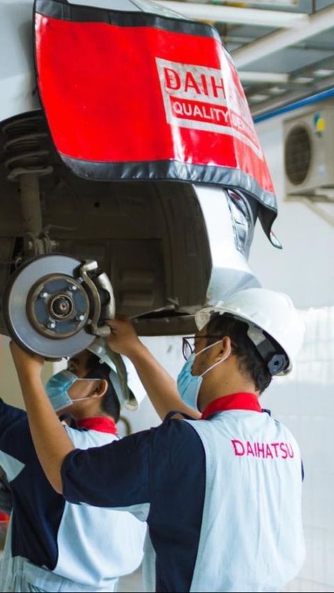 Melakukan pemeriksaan terhadap tinggi air radiator dan tinggi oli