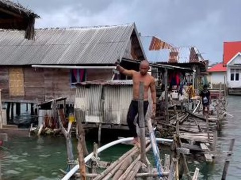 YouTuber Bule Asal Denmark Ini Berhasil Perbaiki Jembatan di Wakatobi, Aksinya Banjir Pujian