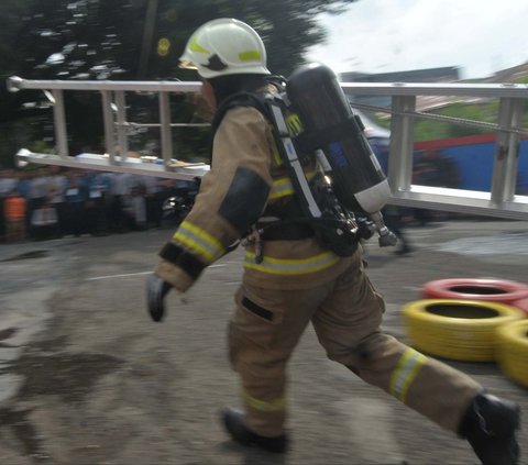FOTO: Aksi Pemadam Kebakaran Beradu Ketangkasan di Jakarta Fire Fighting Challenge 2024