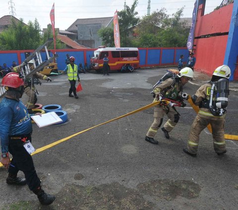 FOTO: Aksi Pemadam Kebakaran Beradu Ketangkasan di Jakarta Fire Fighting Challenge 2024