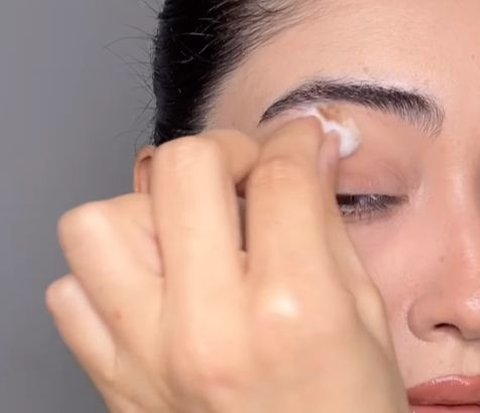 Get the Full Glam Look on a Budget Like a Makeup Artist, Just Use 3 Household Items