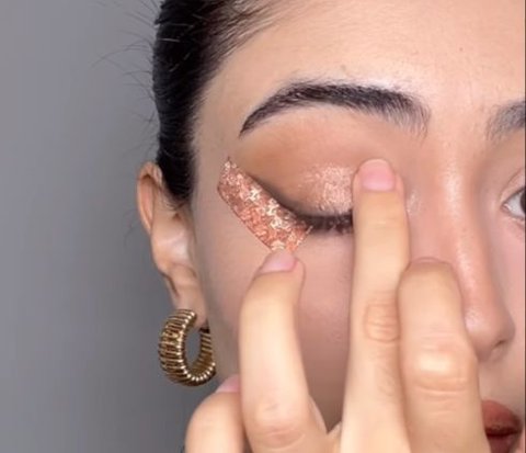 Get the Full Glam Look on a Budget Like a Makeup Artist, Just Use 3 Household Items