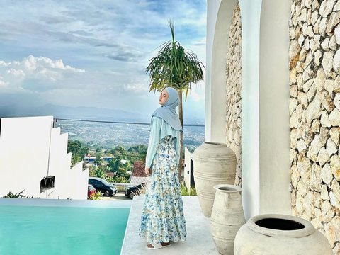 10 Potret Inara Rusli saat Menikmati Momen Liburan di Bandung Bareng Anak-anak, Penampilan Cantiknya Mencuri Perhatian