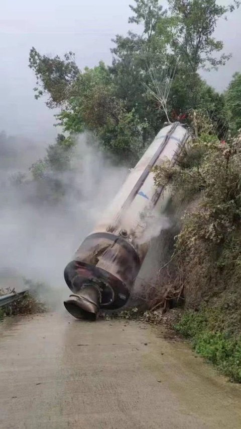 Sebuah bagian dari roket yang diduga berasal dari roket Long March/Changzheng 2C milik Tiongkok terlihat jatuh ke wilayah permukiman warga di barat daya Tiongkok pada hari Sabtu (22/6). Peristiwa tersebut direkam dalam beberapa video yang diunggah ke berbagai media sosial.<br>