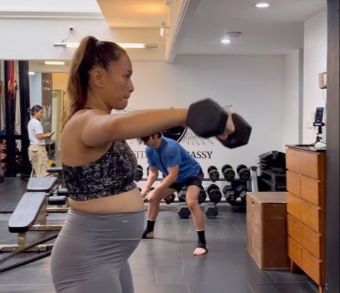 Strong Banget! Abimana's Wife Lifts Weights While Pregnant at 40