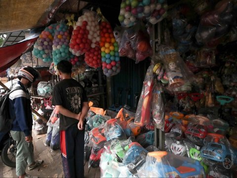 FOTO: Fenomena Online Shopping Menggerus Cuan Pedagang Mainan Pasar Gembrong saat Libur Sekolah