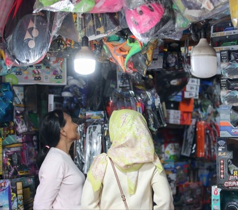 FOTO: Fenomena Online Shopping Menggerus Cuan Pedagang Mainan Pasar Gembrong saat Libur Sekolah