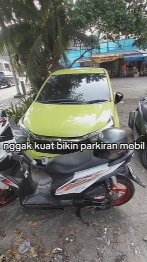 Mobil ini seakan-akan tidak memiliki tempat parkir pribadi karena bengkel menghalanginya