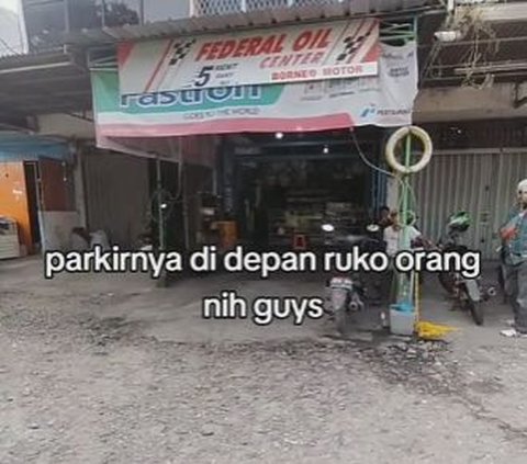 Halangi Bengkel, Mobil Ini Numpang Seakan Tak Punya Tempat Parkir Pribadi