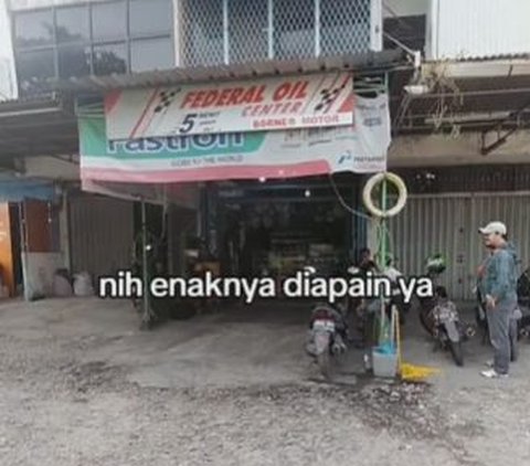 Halangi Bengkel, Mobil Ini Numpang Seakan Tak Punya Tempat Parkir Pribadi