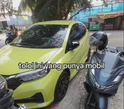 Halangi Bengkel, Mobil Ini Numpang Seakan Tak Punya Tempat Parkir Pribadi