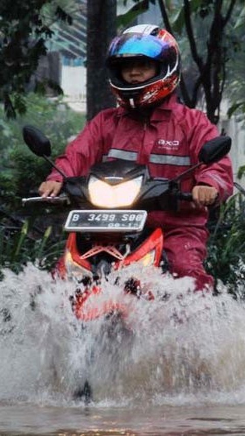 Agar roda tidak ngesot saat hujan, berikut adalah 8 tips untuk mengerem motor