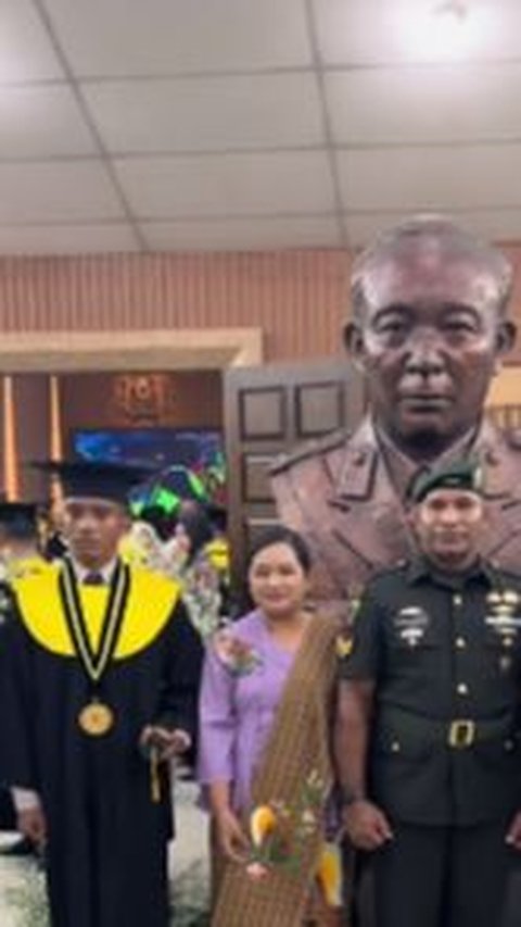 Mata Berkaca-kaca, Bintara TNI Bangga Anaknya Lulus Akpol Kini jadi Perwira Polisi