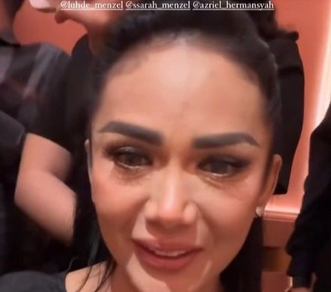 10 Portraits of Azriel Hermansyah Proposing to His Girlfriend in Front of Family during His Birthday Dinner, Krisdayanti's Reaction Highlighted