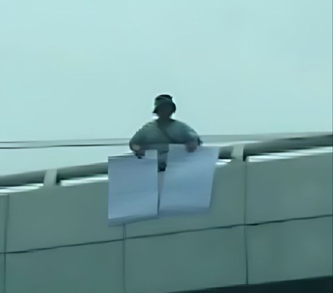 Friend Owes Rp500 Million and Doesn't Pay, This Man Begs on the Bridge to Return the Money for His Sick Sister's Expenses