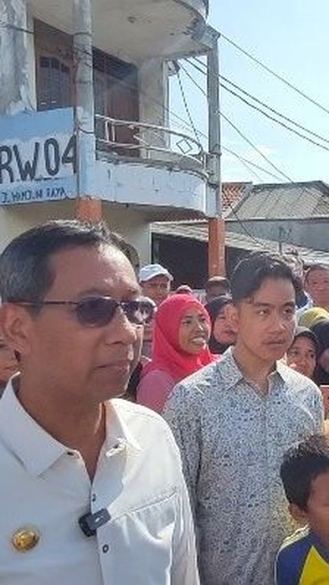 Gibran dan Heru Budi Tinjau Kali Semongol, Bagi Susu hingga Sembako