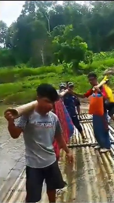 Penduduk Kampung di Polewali Mandar Tandu Warga Sakit karena Jalan Rusak, Lewati Hutan dan Sungai Tempuh Jarak 9 KM selama 5 Jam