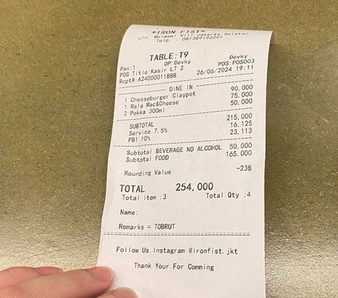 The Fate of the Waiter who Labels Customers as 'Tobrut', Prank Ends in Disaster