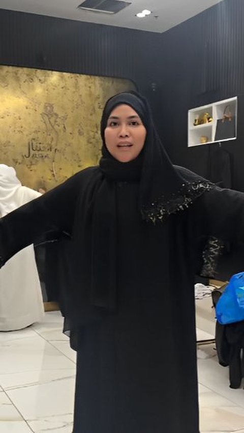 Look at the appearance of the Abaya Rp44 million sold in Arab, Want to buy?