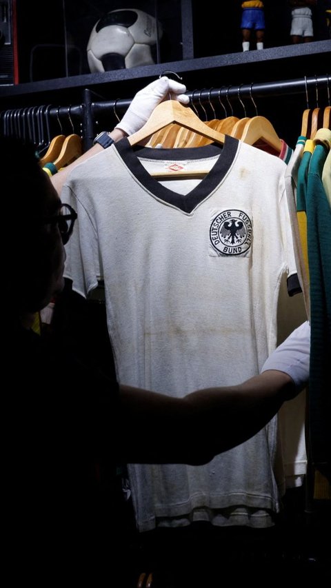 Pegawai Google berusia 41 tahun ini mulai mengumpulkan jersey pada 2000. Kini koleksinya telah mencapai 6.101 jersey, terdiri dari jersey Pele yang langka hingga jersey Timnas Brasil pada Piala Dunia 1998 yang ditandatangani Ronaldo. Foto: REUTERS/Amanda Perobelli