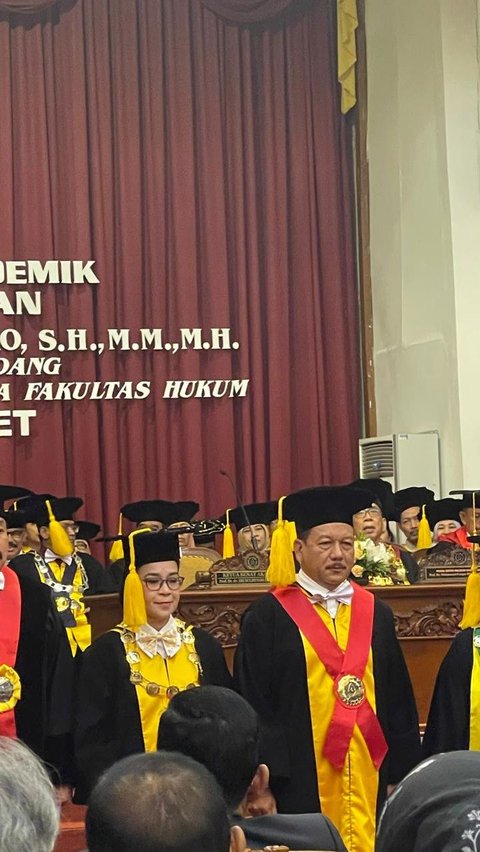 JAM-Pembinaan Bambang Sugeng Rukmono Dikukuhkan Jadi Guru Besar Ilmu Hukum dan Pemulihan Aset Universitas Sebelas Maret