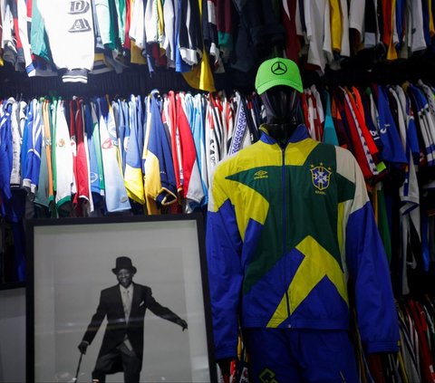 FOTO: Pria Brasil Pecahkan Rekor Dunia Punya 6.101 Jersey, Intip Sederet Koleksi Langkanya