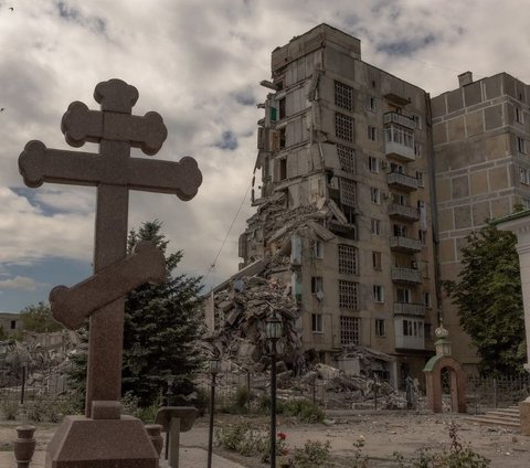 Kondisi bangunan perumahan yang hancur akibat serangan Rusia di Kota Toretsk, wilayah timur Donetsk, Ukraina, pada 25 Juni 2024. Toretsk merupakan kota yang menjadi garis depan dalam perang Rusia-Ukraina. Foto: Pilipey Romawi/AFP