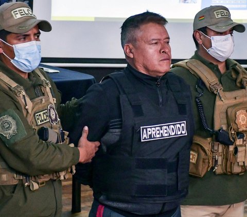 Jenderal Juan Jose Zuniga, panglima militer Bolivia yang telah diberhentikan, dikawal oleh polisi setelah penangkapannya di La Paz, Bolivia, pada 26 Juni 2024. Jenderal Juan Jose Zuniga ditangkap atas dugaan menjadi dalang dalam upaya kudeta militer yang mengguncang Bolivia. Foto: Daniel Miranda/AFP