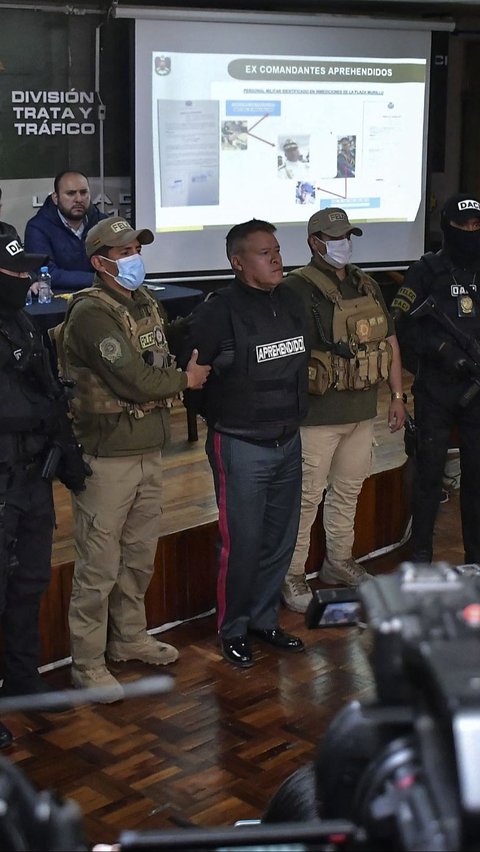 Jose Zuniga dituduh memerintahkan unit militer untuk mengepung Istana Presiden dan Gedung Kongres di dekat alun-alun bersejarah Plaza Murillo. Foto: Daniel Miranda/AFP