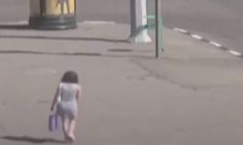 Detik-detik Wanita di Ukraina Jalan Kaki Hampir Terkena Bom, Momennya Bikin Deg-degan